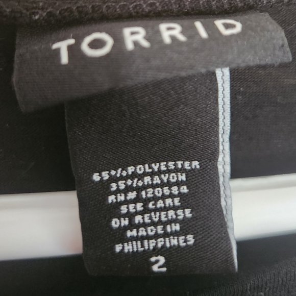 Torrid Short Sleeve Black Tee with Chest Cut Out Size 2 - Picture 4 of 5